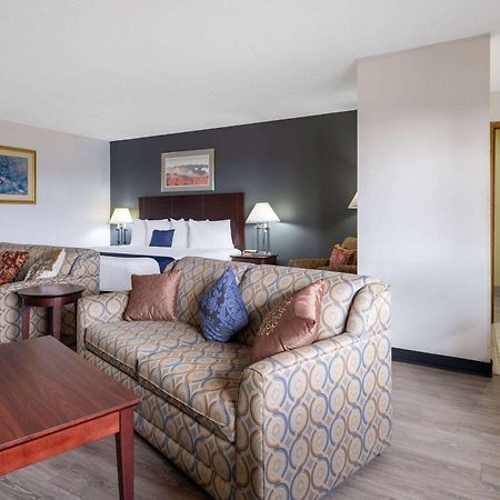 Travelodge By Wyndham Merrill מראה חיצוני תמונה
