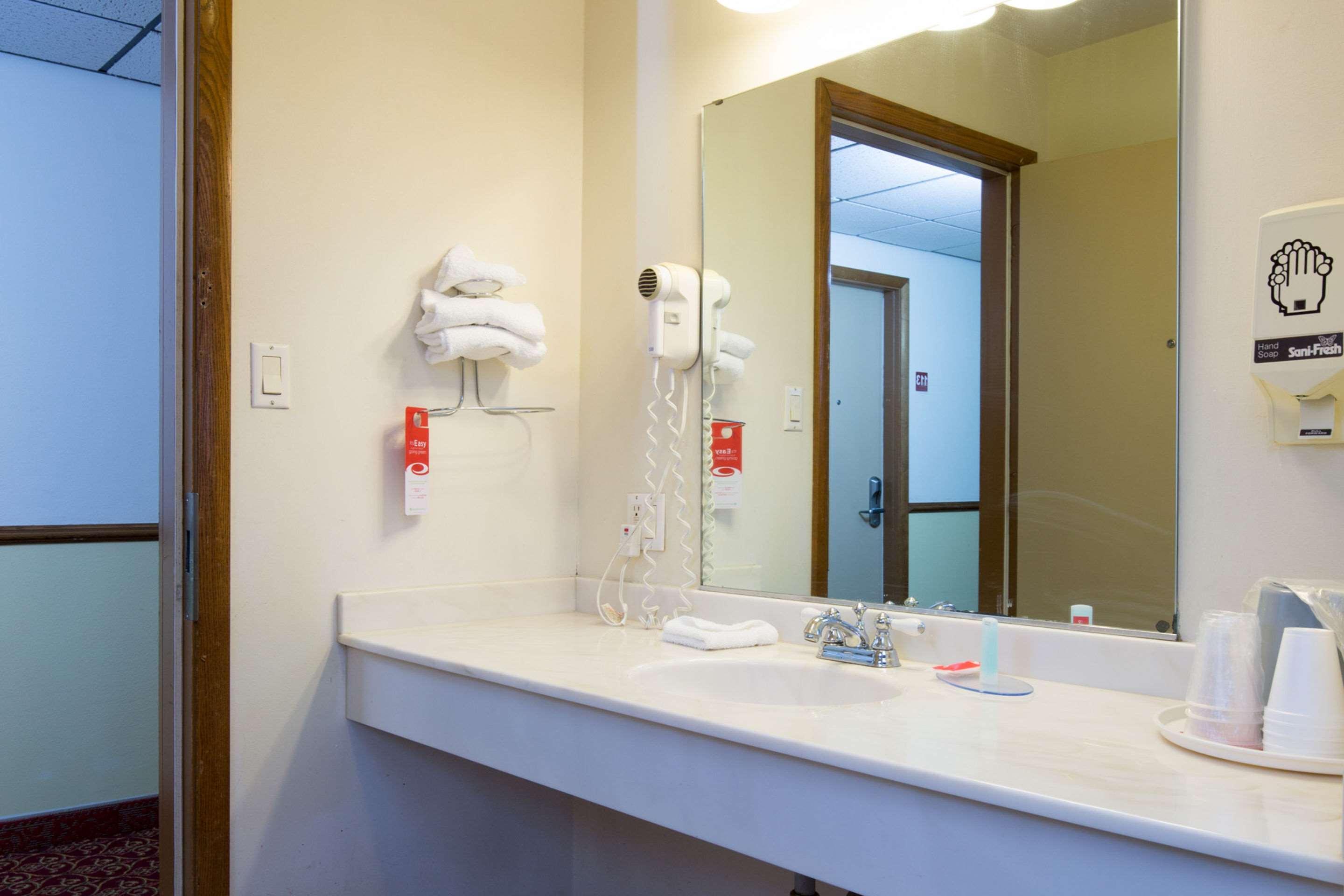 Travelodge By Wyndham Merrill מראה חיצוני תמונה