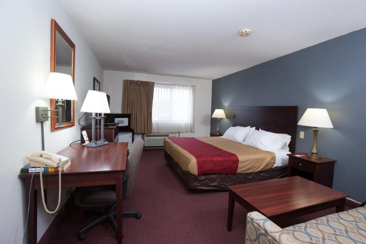 Travelodge By Wyndham Merrill מראה חיצוני תמונה