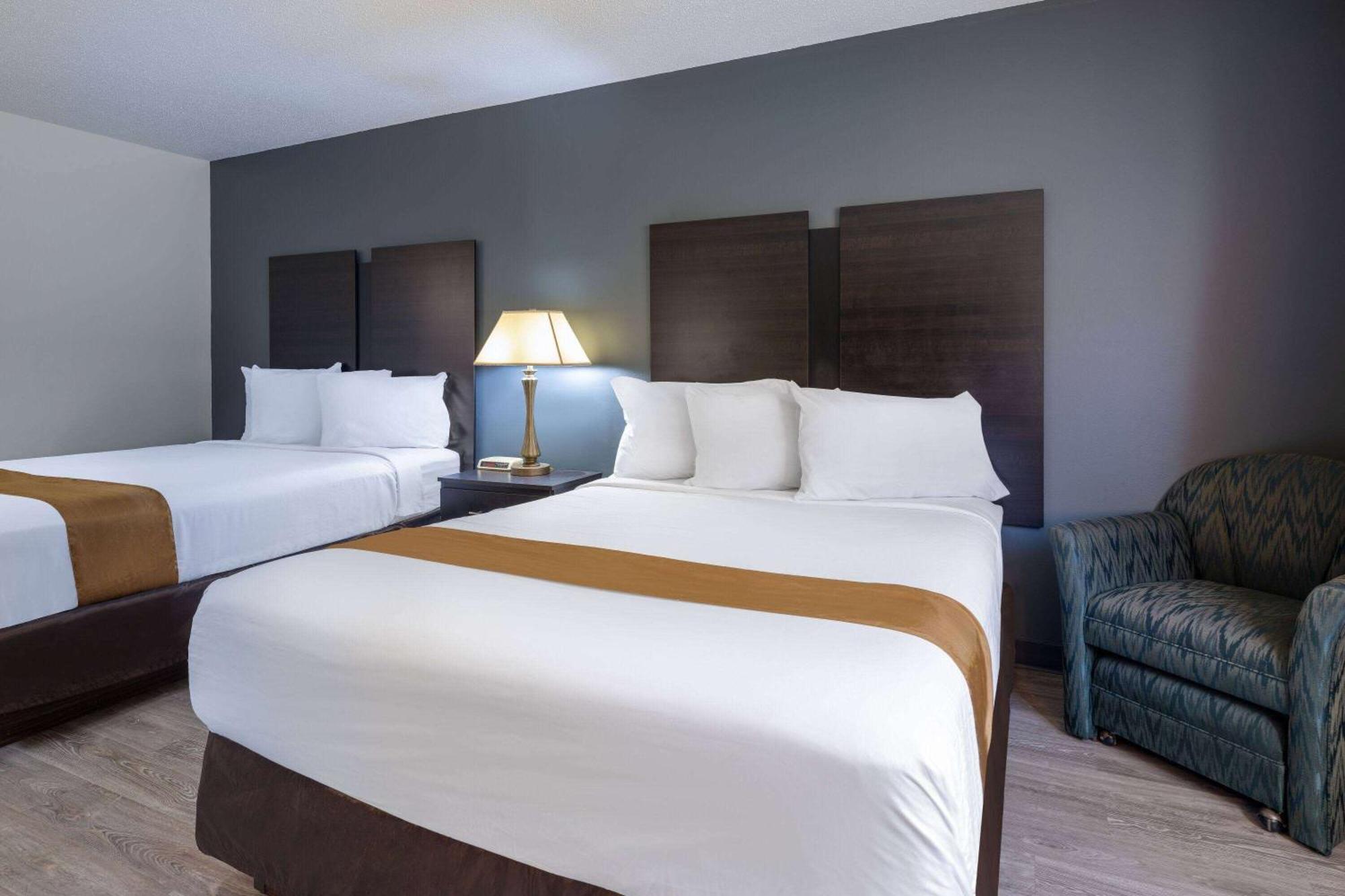 Travelodge By Wyndham Merrill מראה חיצוני תמונה