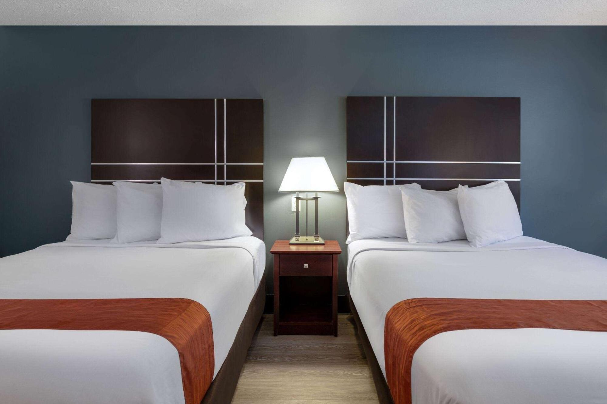 Travelodge By Wyndham Merrill מראה חיצוני תמונה