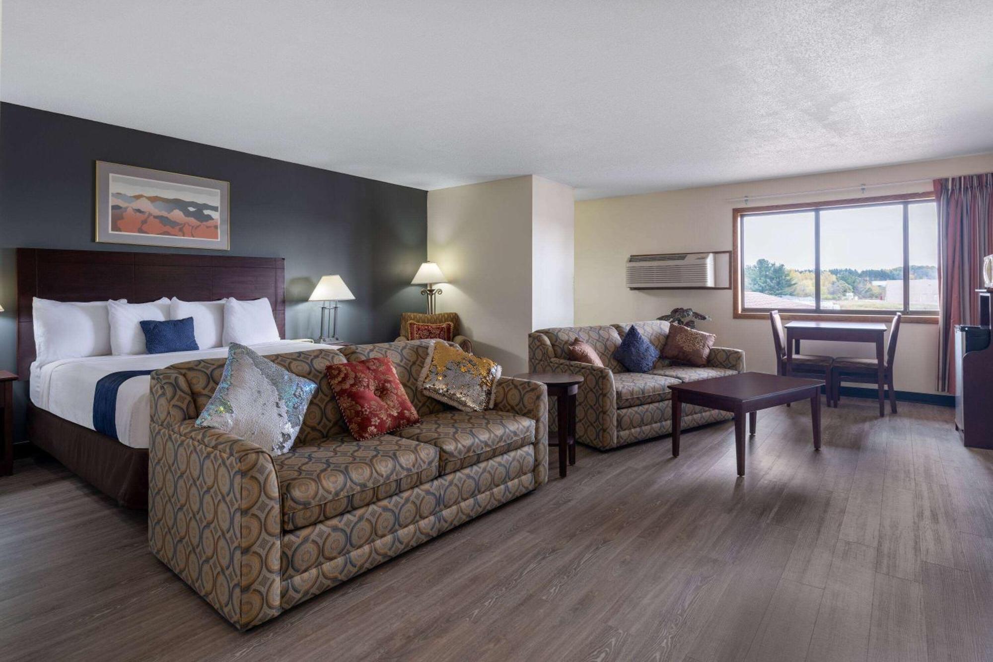Travelodge By Wyndham Merrill מראה חיצוני תמונה
