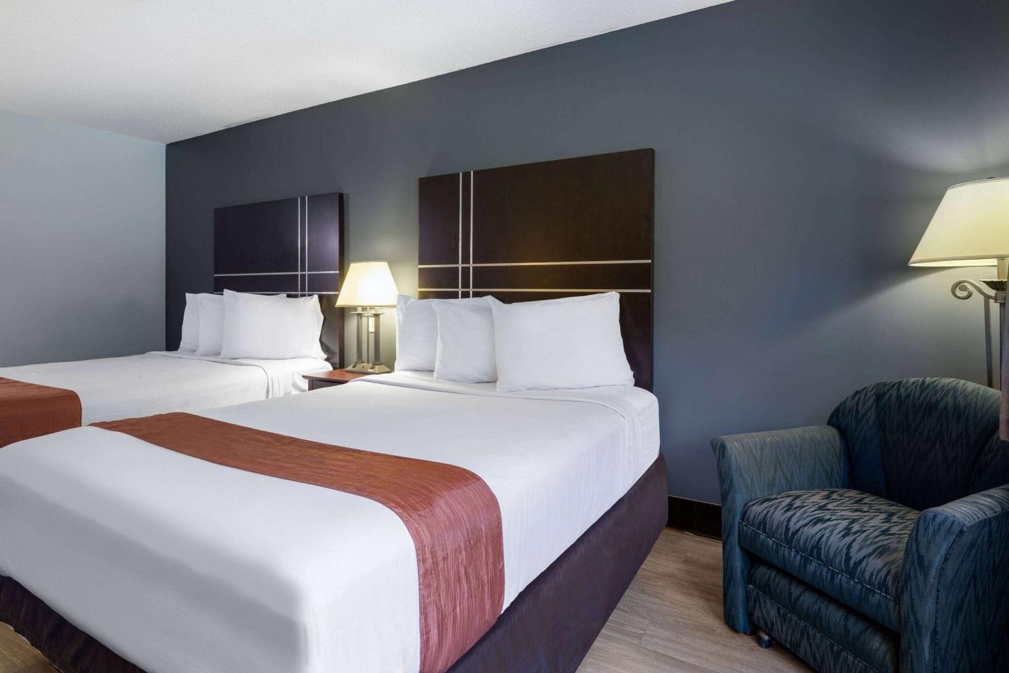 Travelodge By Wyndham Merrill מראה חיצוני תמונה
