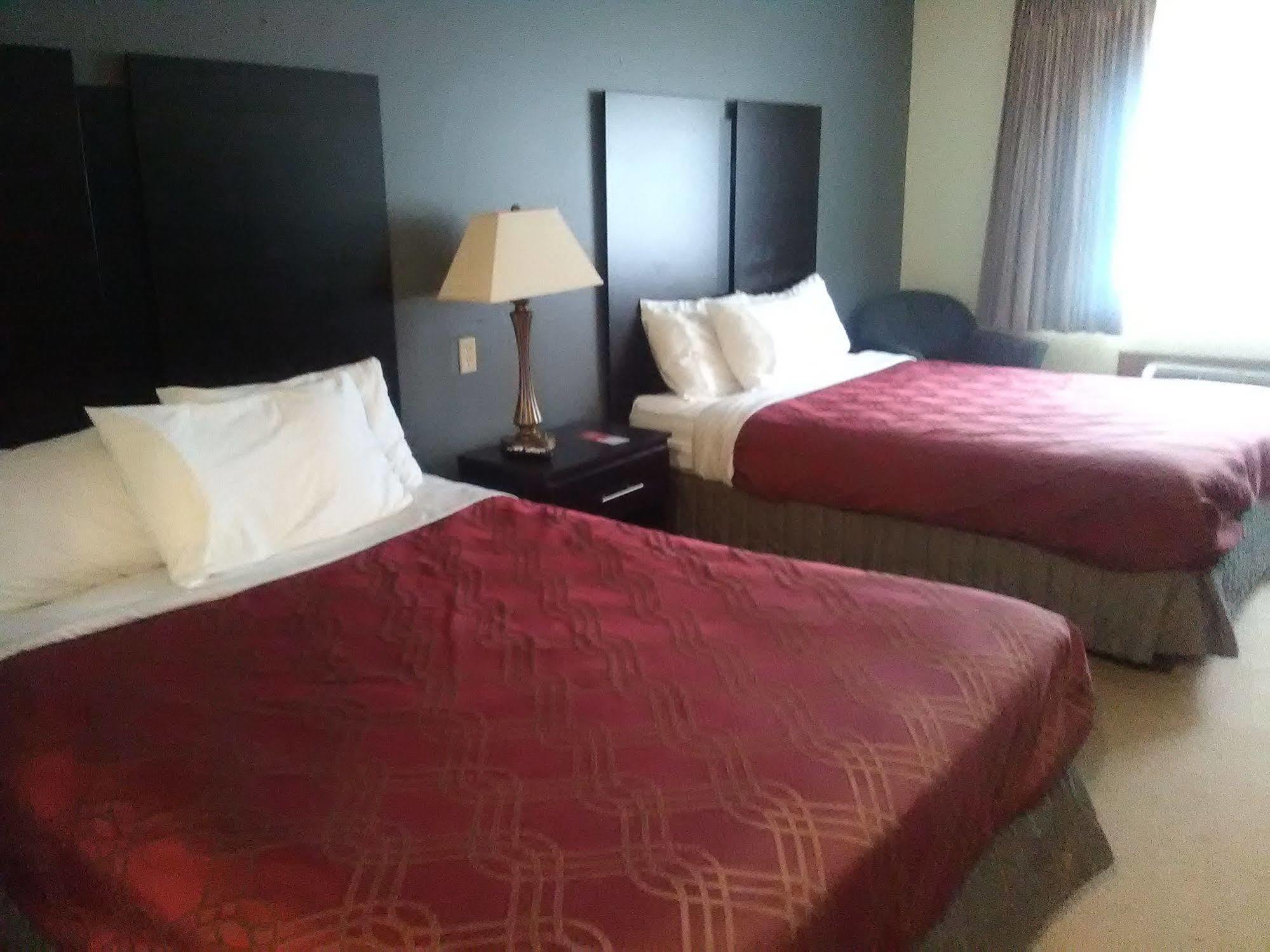 Travelodge By Wyndham Merrill מראה חיצוני תמונה