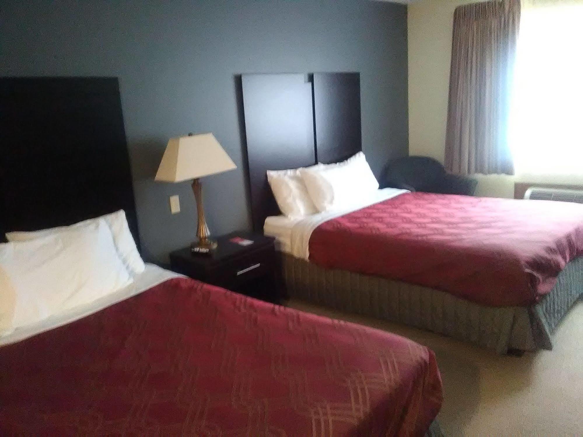 Travelodge By Wyndham Merrill מראה חיצוני תמונה