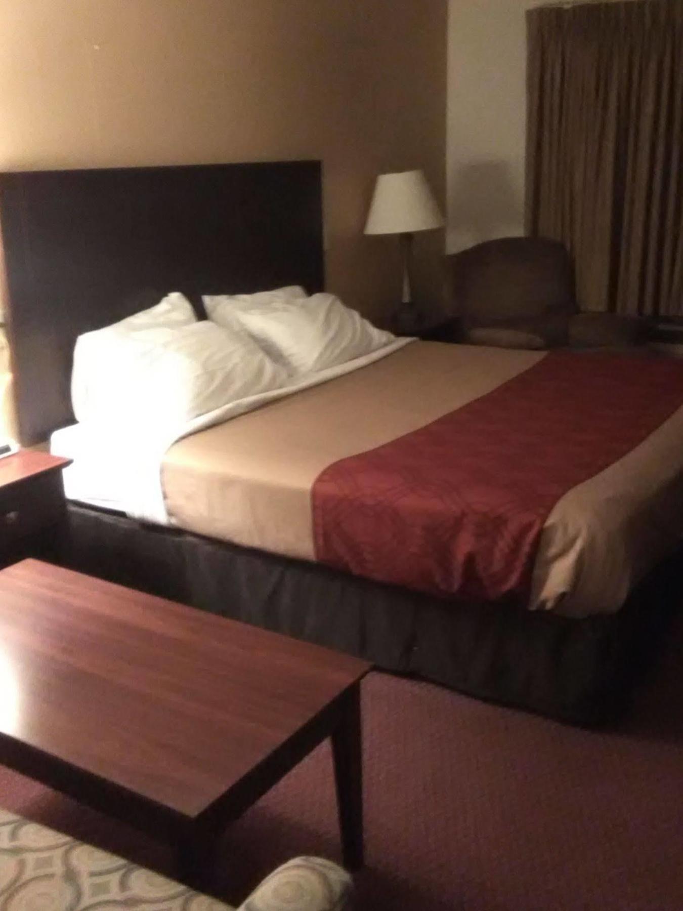 Travelodge By Wyndham Merrill מראה חיצוני תמונה