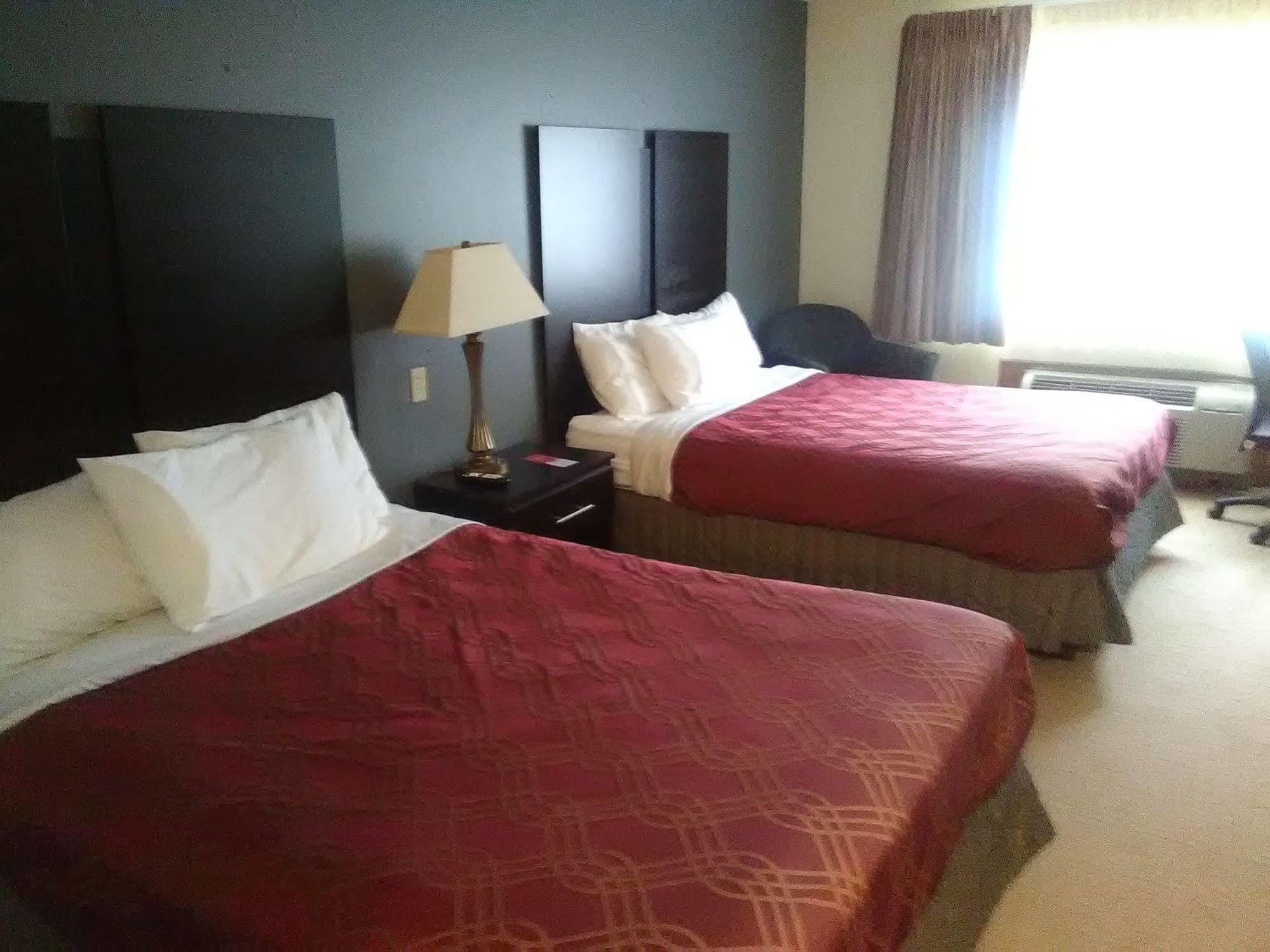 Travelodge By Wyndham Merrill מראה חיצוני תמונה