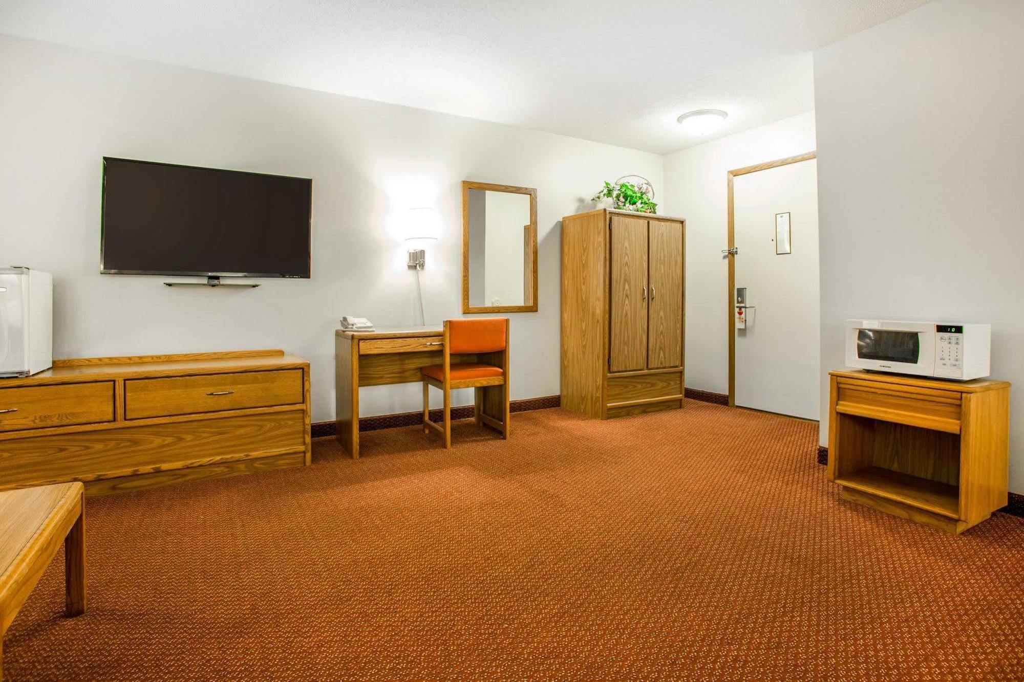 Travelodge By Wyndham Merrill מראה חיצוני תמונה