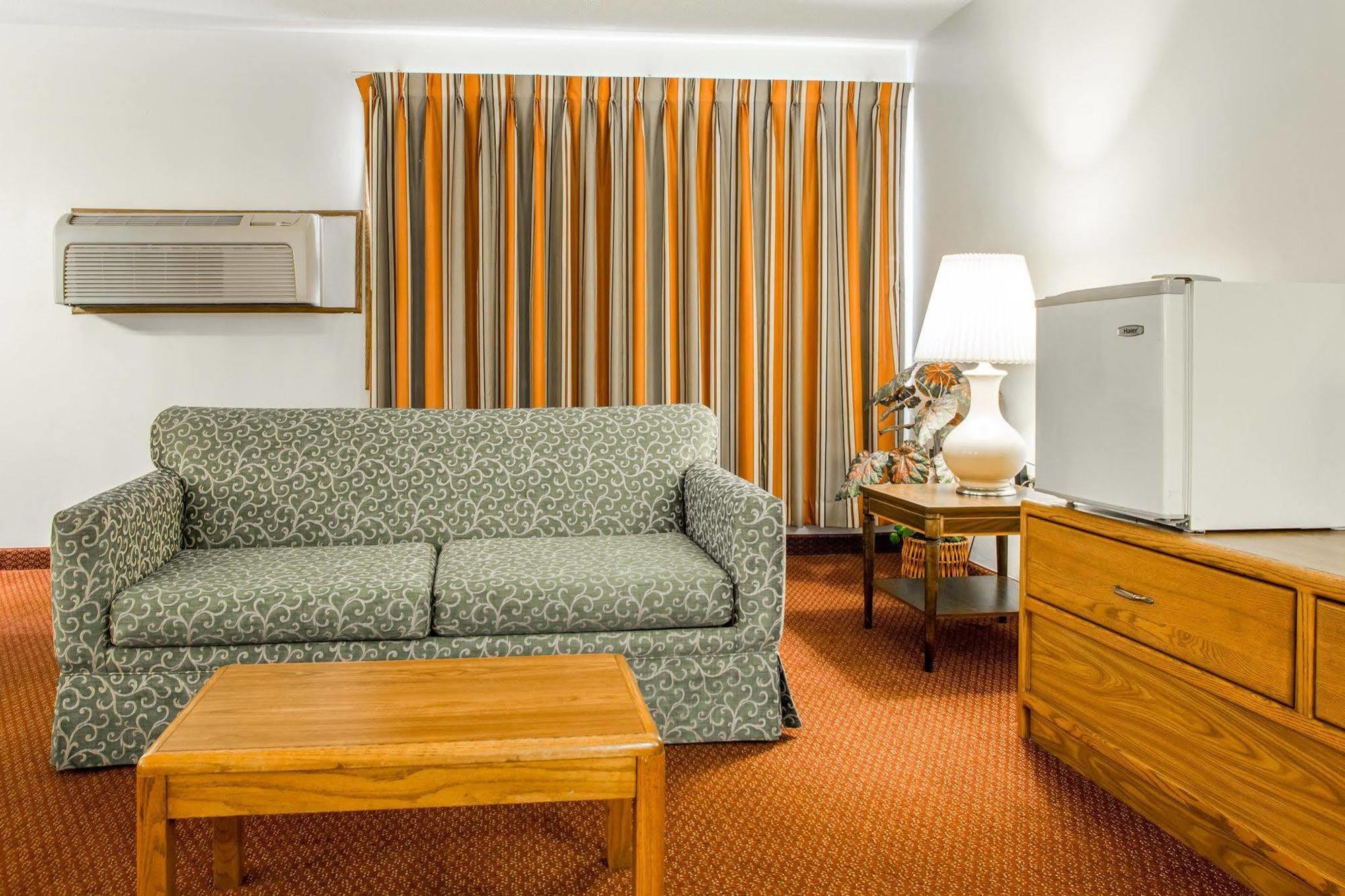 Travelodge By Wyndham Merrill מראה חיצוני תמונה