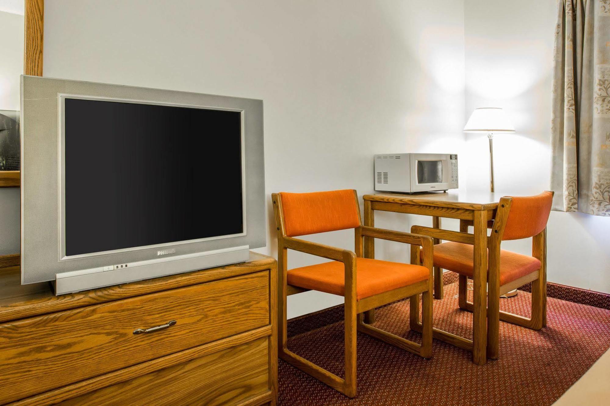 Travelodge By Wyndham Merrill מראה חיצוני תמונה