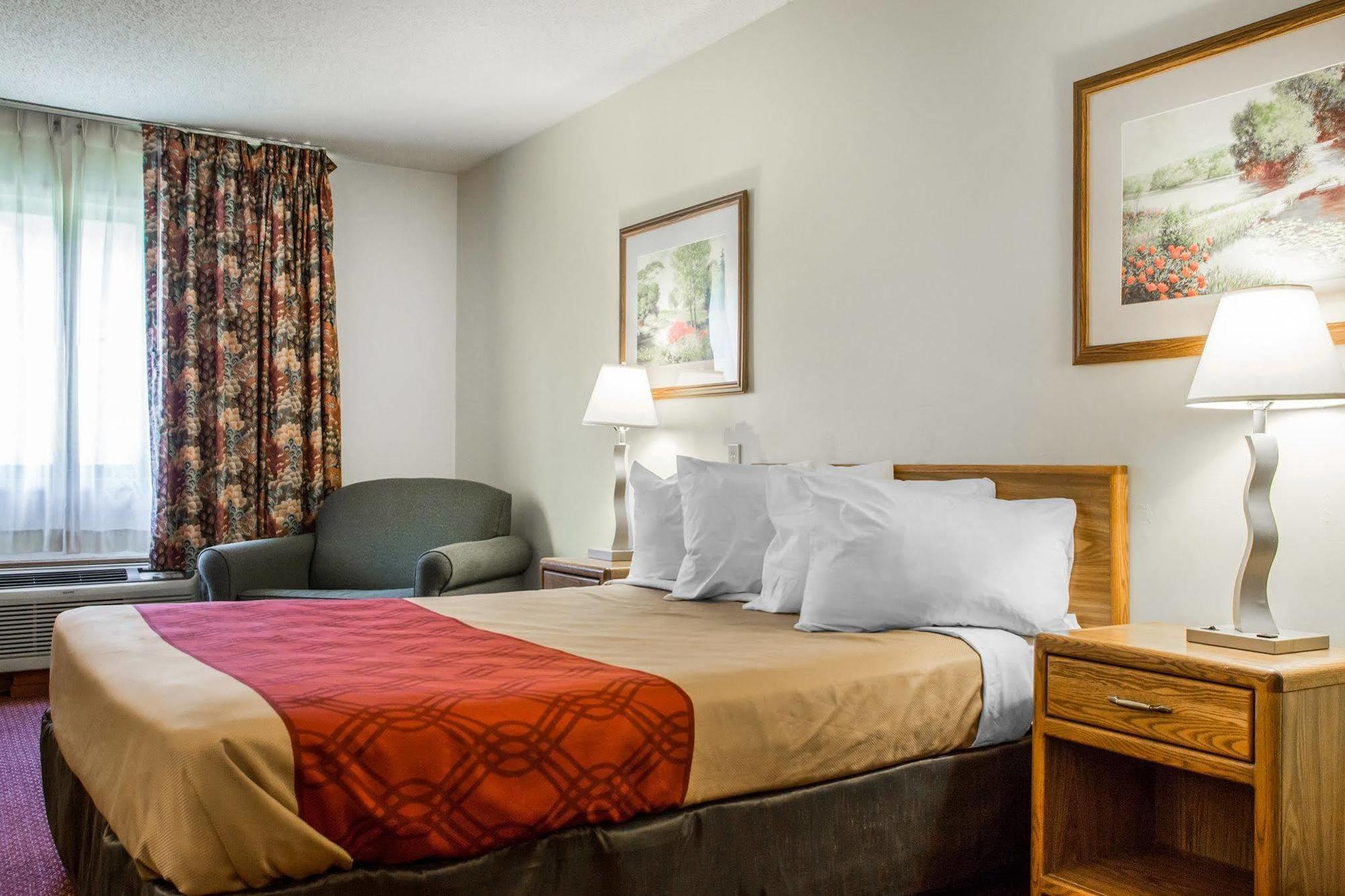 Travelodge By Wyndham Merrill מראה חיצוני תמונה