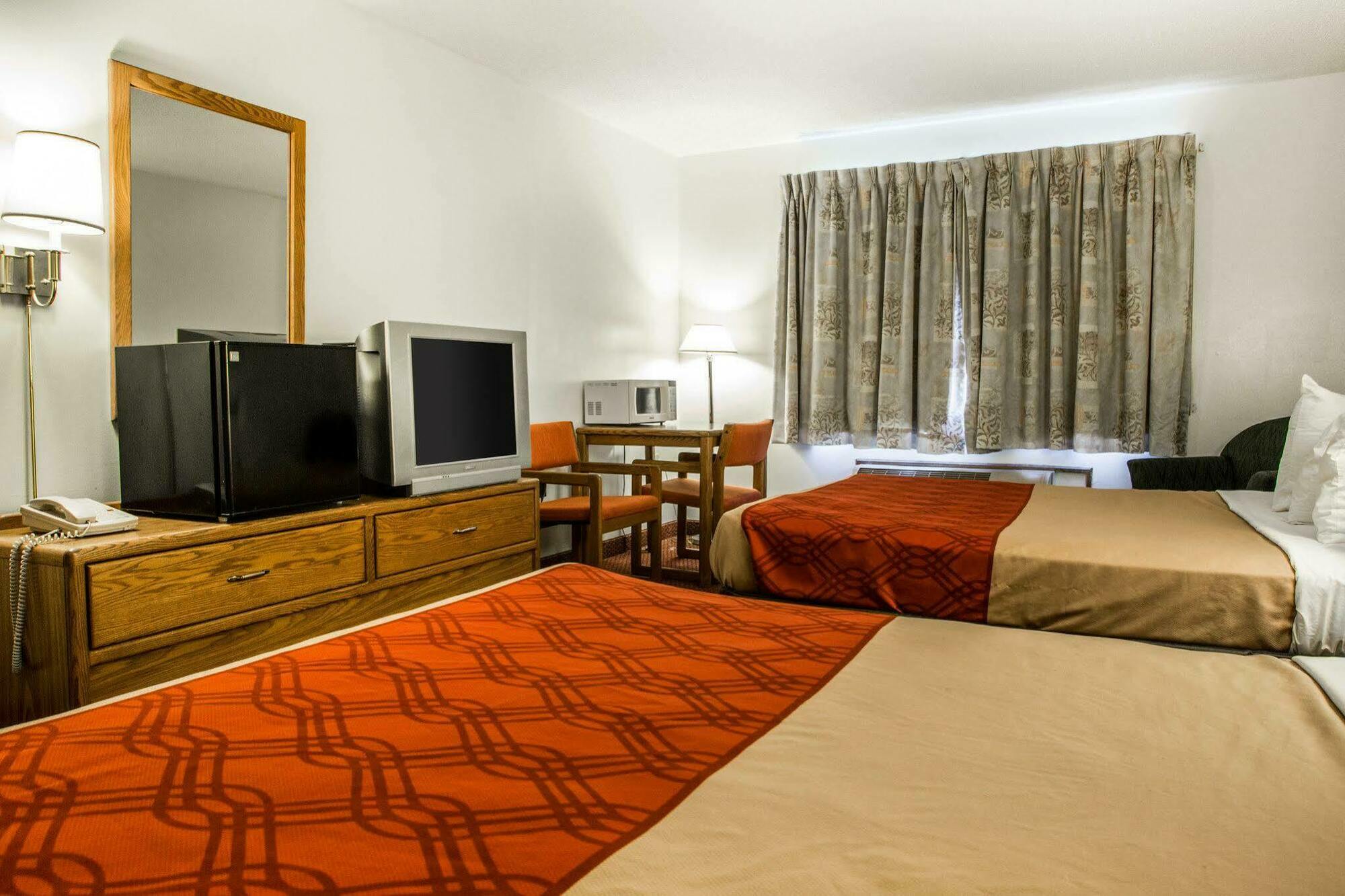 Travelodge By Wyndham Merrill מראה חיצוני תמונה
