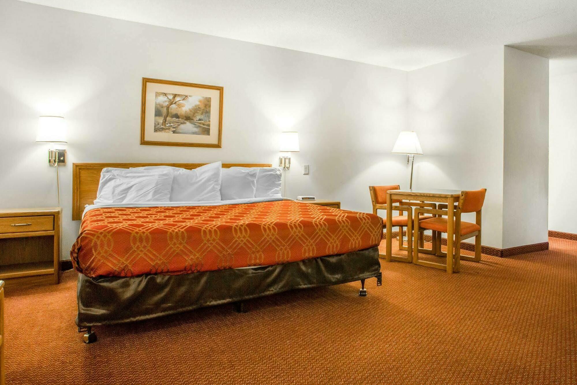 Travelodge By Wyndham Merrill מראה חיצוני תמונה